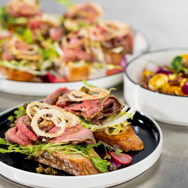 Grzanka/ pieczona wołowina/ sos pieprzowy/ sałatka z marynowanych pomidorów